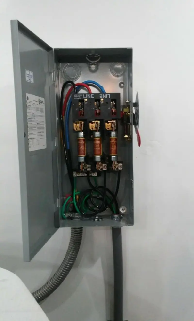 Three-phase disconnect switch installed for Smoke Detector Installation in Alabaster